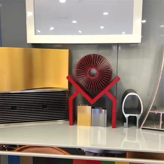 Profilo di estrusione di alluminio con rivestimento a polvere in lega industriale estruso personalizzato con prezzo di superficie in legno